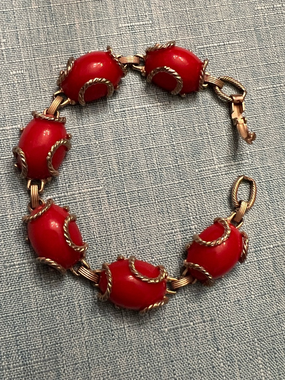 Vintage Cherry Red lucite cabachon and gold rope link bracelet 7”